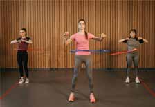Hula hop z obcieniem i steppery - skuteczny duet w domowym treningu modelujcym sylwetk