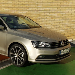 Klasyczny sedan o cechach limuzyny